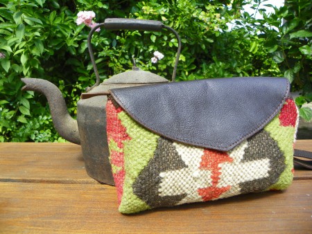 BG22 - Cartera, sobre. 